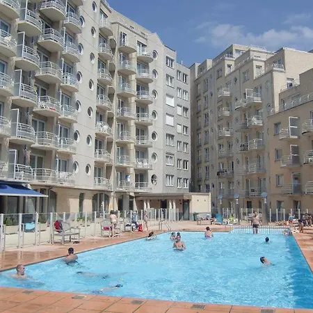 Apartment Zwembad Met Frontaal Zeezicht