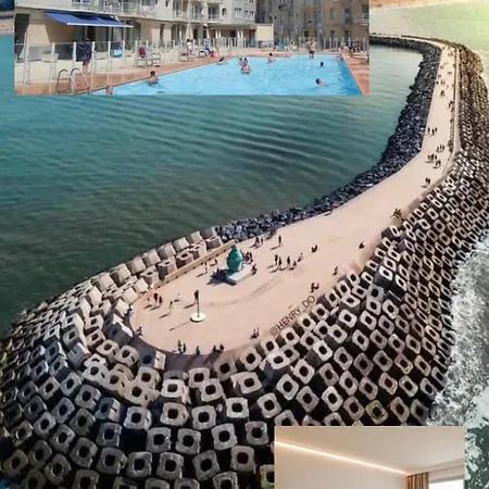 Zwembad Met Frontaal Zeezicht