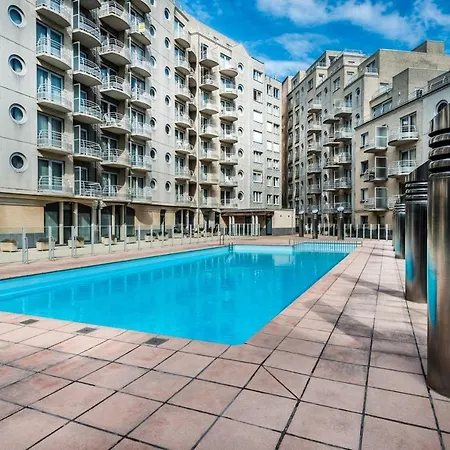 Zwembad Met Frontaal Zeezicht *