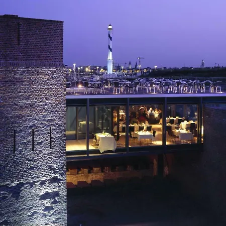 Zwembad Met Frontaal Zeezicht * Ostend