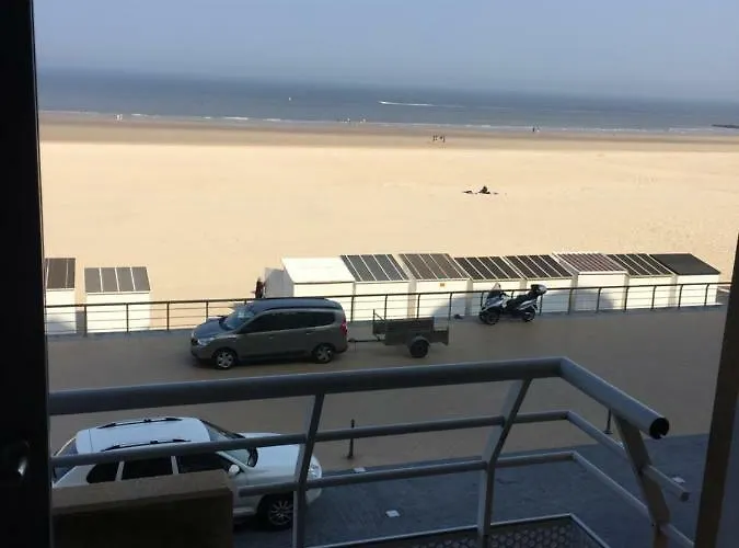 Zwembad Met Frontaal Zeezicht 公寓 *